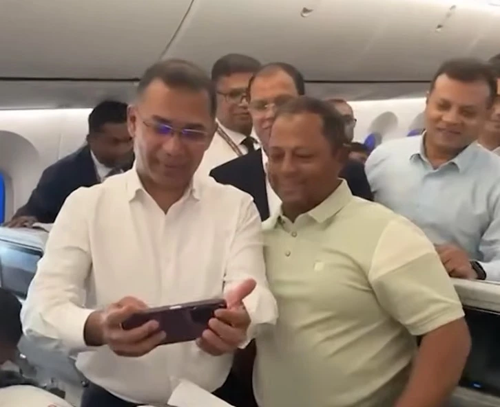 মালয়েশিয়া যাত্রাকালে বিমানে যাত্রীদের সঙ্গে সেলফি তুললেন প্রধানমন্ত্রী (ভিডিও)